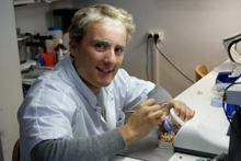 Édouard, 23 ans, apprenti prothésiste dentaire