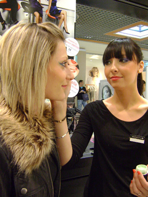 Emmanuelle 21 Ans Conseillere En Vente Dans Un Magasin Sephora